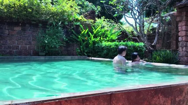 Ngewe secara diam-diam di kolam renang